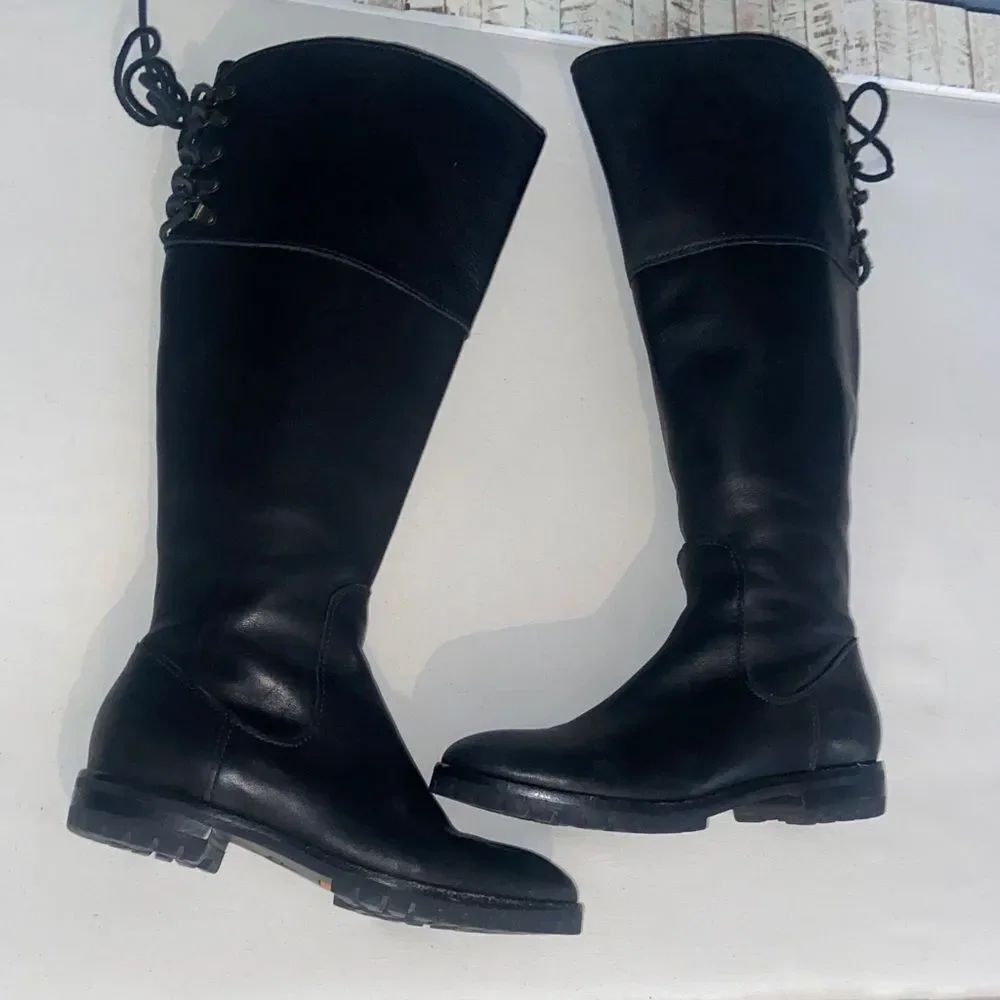 Cole Haan with Nike Air sole Black Leather Boots, Size 7 B waterproof